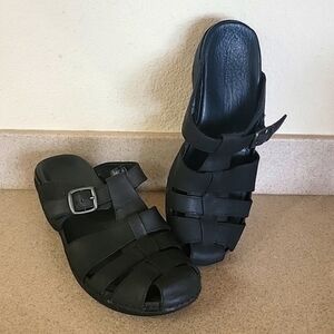 PATAGONIA BLACK LEATHER MULES CLOGS (sz 7)‎
